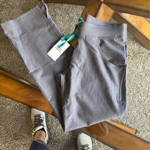 Women’s Kade XS petite cargo pants from FIGS scrubs. 

Never worn!!!